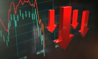 新华社快讯：秘鲁钱凯港至上海港航线首船“新上海”轮驶入洋山港区